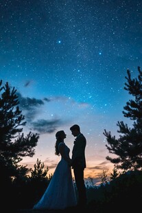 星空下的浪漫新婚剪影
