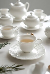 纯白茶具营造优雅品茶氛围