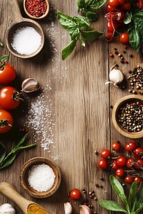 木制桌面上的多彩烹饪食材