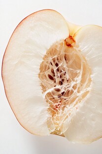 切开的桃子展示内部结构