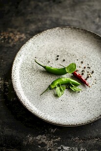 灰盘上的青红椒与香料