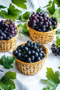 三篮紫葡萄配绿叶