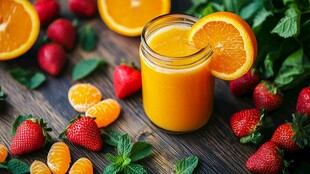 新鲜水果与美味橙汁的组合