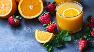 橙香草莓果汁与鲜果组合