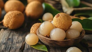 木桌上碗中鲜美的荔枝