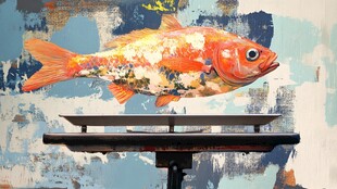 秤上的绚烂橙色大鱼