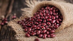 麻袋中散落的饱满红小豆