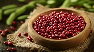 木碗中的饱满红小豆