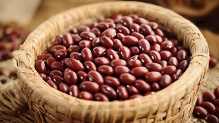 竹篮里的饱满红芸豆