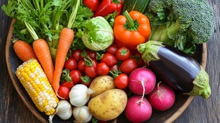 丰盛多彩的新鲜蔬菜拼盘