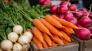 新鲜多样蔬菜摆放在木盒中