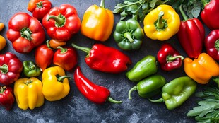 多彩甜椒与辣椒的新鲜组合