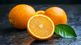 新鲜橙子展示 带绿叶切片