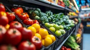 超市货架上色彩缤纷的蔬果