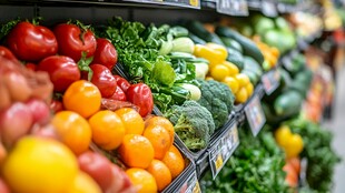 超市里色彩缤纷的新鲜蔬菜