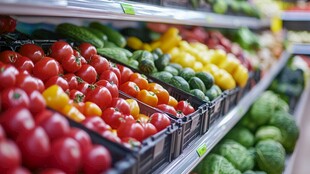 超市货架上琳琅满目的蔬菜