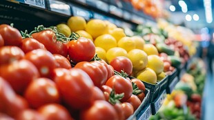 超市货架上色彩鲜艳的蔬果