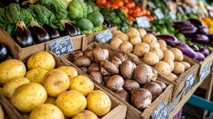 新鲜多样的农贸市场土豆摊