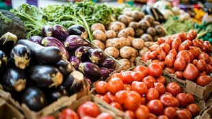 新鲜多样的农贸市场蔬菜