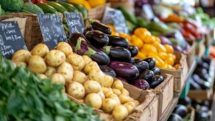 农贸市场里的多彩蔬菜