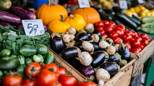 多彩新鲜蔬菜摆满摊位