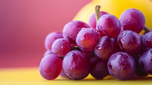 新鲜紫葡萄与柠檬背景