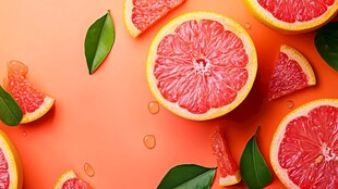 鲜切西柚与绿叶的清新组合