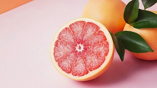 粉红背景上的新鲜西柚