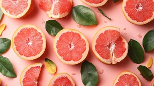 粉色背景上的多汁西柚切片