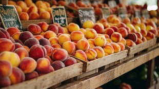 木筐中色彩诱人的新鲜桃子