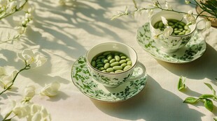 青花瓷杯中的青豆与白花