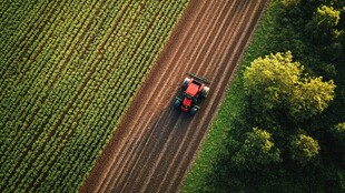 空中俯瞰农田里的红色拖拉机