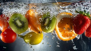 缤纷水果入水瞬间