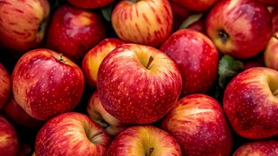 红彤彤的新鲜苹果堆叠