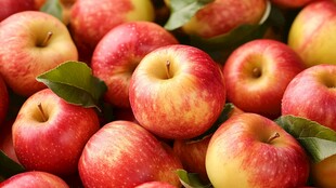 新鲜红苹果 带绿叶诱人