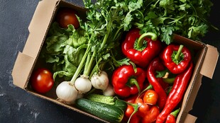 新鲜蔬菜装满箱