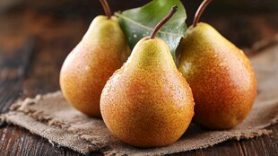 新鲜彩梨摆于质朴木桌