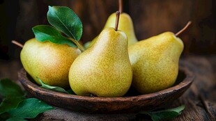 木碗中的鲜嫩黄梨