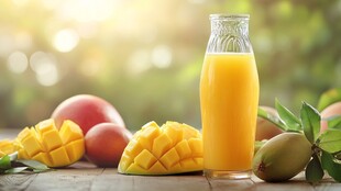 鲜榨芒果汁与多样芒果果实