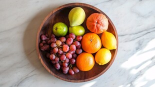 木盘里的多彩新鲜水果