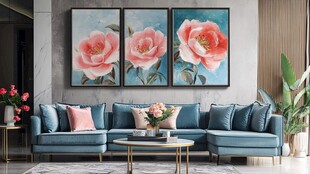 蓝色沙发客厅的花卉挂画
