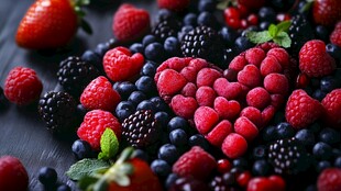 心形莓果拼盘 色彩诱人