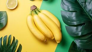 黄绿背景下的香蕉与绿叶