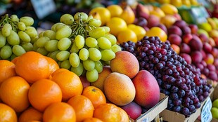 多彩新鲜水果摆放在摊位