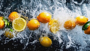 柠檬入水溅起晶莹水花