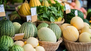 新鲜多样瓜果摆满摊位