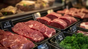 新鲜牛肉陈列在超市柜台