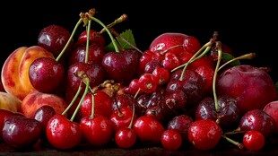 多彩鲜果堆叠 色泽诱人