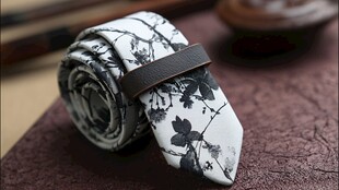 黑白花卉图案领带特写