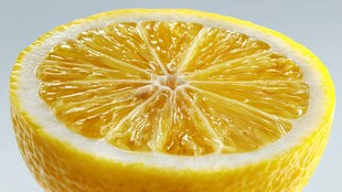 切开的鲜黄柠檬特写